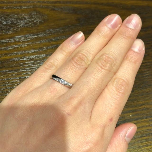 【TANZO.(鍛造指輪)の口コミ】 右上がりにセッティングされたメレダイヤがしっかりとした輝きで全体的に…