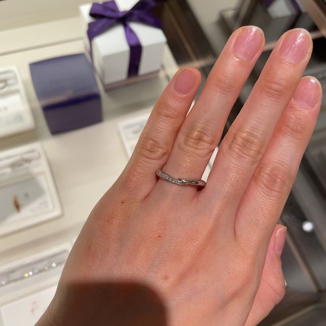 【俄(にわか)の口コミ】 指が短い私でも、大袈裟でないウェーブの形をした指輪が指を綺麗に見せて…