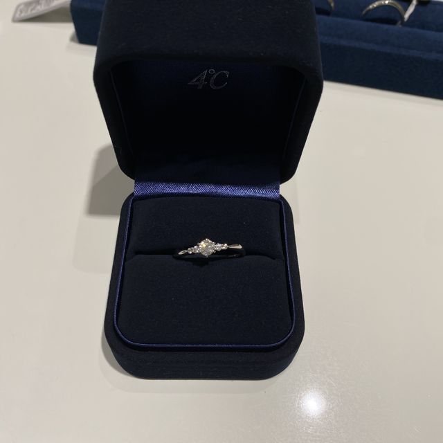 【4℃ BRIDAL(ヨンドシーブライダル)の口コミ】 指が綺麗に見え、指馴染みも良いのでウェーブの形にしました。センターの…