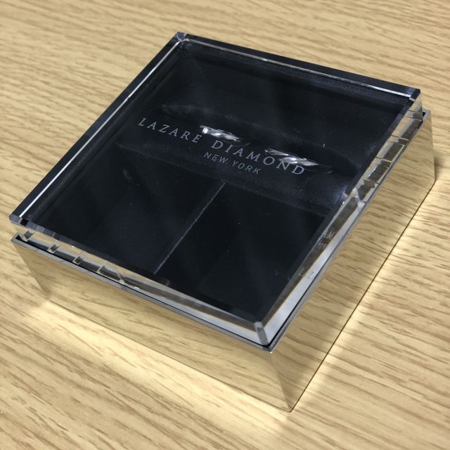 【ラザール ダイヤモンド(LAZARE DIAMOND)の口コミ】 少し太めのシンプルなデザインを探していました。
この条件で探すと、他の…