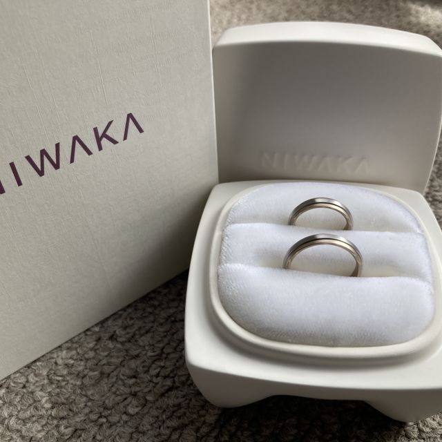 【俄(にわか)の口コミ】 俄の一路という指輪にしました。
込められた想いと一癖あるデザインに一目…