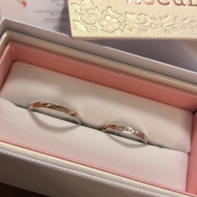 【nocur(ノクル)の口コミ】 価格と婚約指輪と一緒に付けた時にしっくり来るデザインだったので決めま…