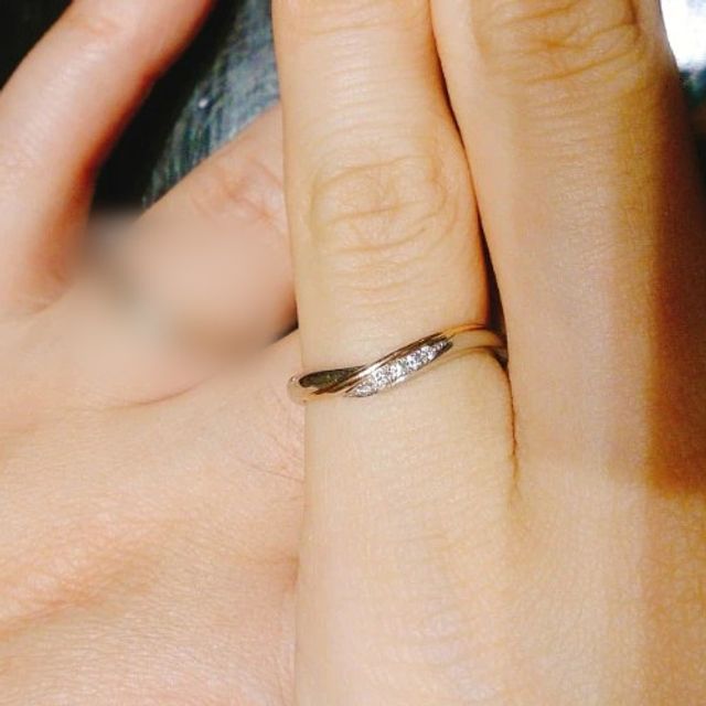 【ケイウノ ブライダル(K.UNO BRIDAL)の口コミ】 指の流れに沿ったようなゴールドのラインが綺麗なリングであり、全体的に…