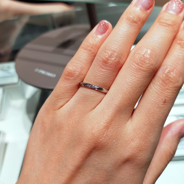 【アイプリモ(I-PRIMO)の口コミ】 細身で、ダイヤが３石。小さめで主張しすぎてなくて、素敵です。
つけ心地…