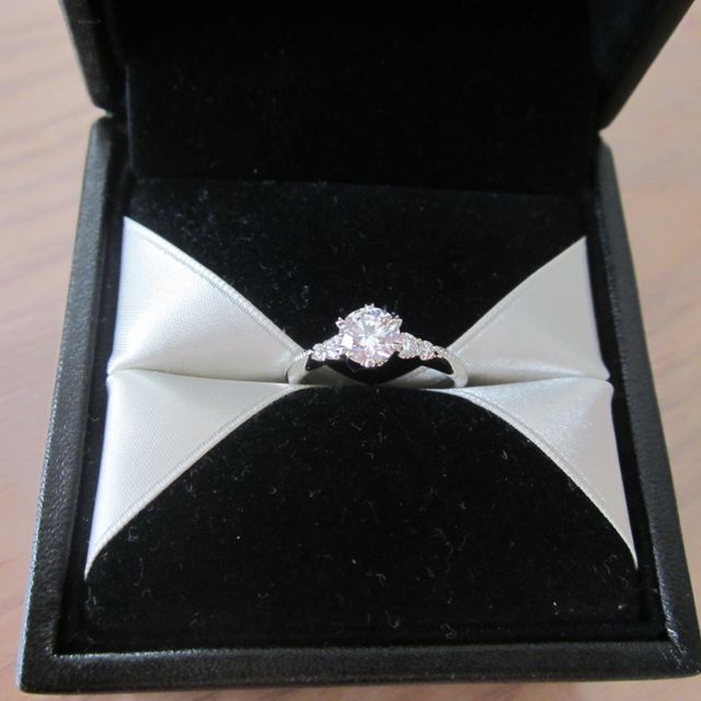 【エクセルコダイヤモンド(EXELCO DIAMOND)の口コミ】 つけた感じが指輪を普段つけていない私でも違和感なくつけれたことと、最…