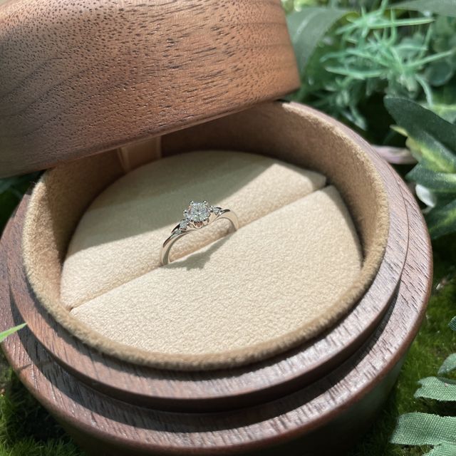 【COLANY(コラニー)の口コミ】 『メレダイヤの付いた婚約指輪が良いな』と思いながら婚約指輪を探しに来…