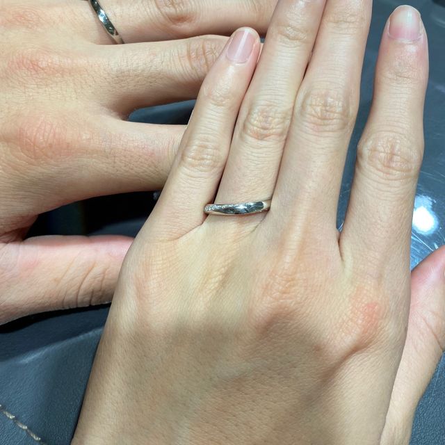 【俄(にわか)の口コミ】 両側面にメレダイヤモンドがあしらわれていて手元を華やかにしてくれる指…