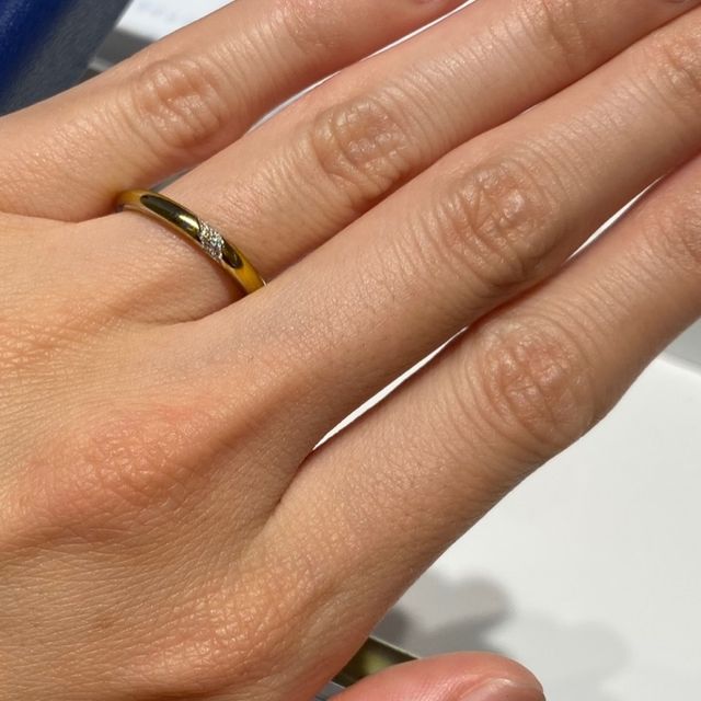 【銀座ダイヤモンドシライシの口コミ】 シンプルで細いリングなので、指を綺麗に見せてくれます。
斜めに入ったダ…