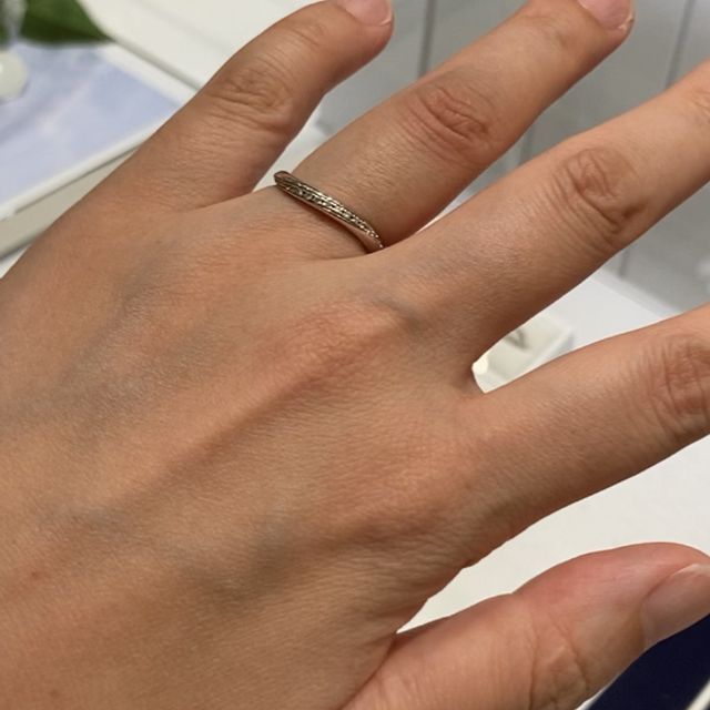 【4℃ BRIDAL(ヨンドシーブライダル)の口コミ】 ウェーブタイプの指輪で、デザインもとても綺麗です。
私は結婚指輪のダイ…