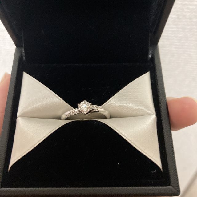 【エクセルコダイヤモンド(EXELCO DIAMOND)の口コミ】 【デザインについて】
流線型なので指が長く見えます。リング自体が細くゴ…