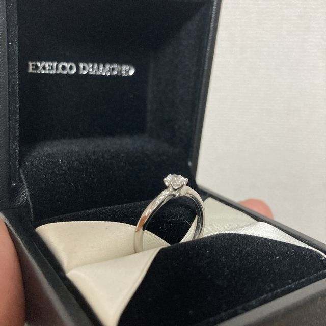 【エクセルコダイヤモンド(EXELCO DIAMOND)の口コミ】 【デザインについて】
流線型なので指が長く見えます。リング自体が細くゴ…