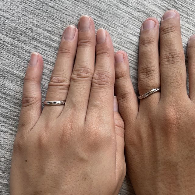 【エクセルコダイヤモンド(EXELCO DIAMOND)の口コミ】 価格は2つで20万くらいで探していました。
ストレートではなく、ウェーブ…