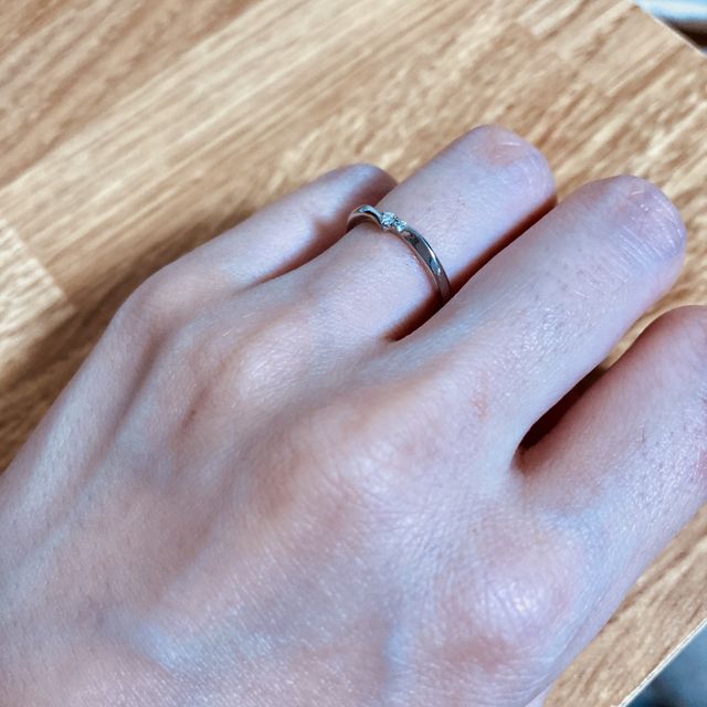 【銀座ダイヤモンドシライシの口コミ】 V字で指がほっそりと見え、その中央に小粒ながらキラキラしたダイヤが２つ…