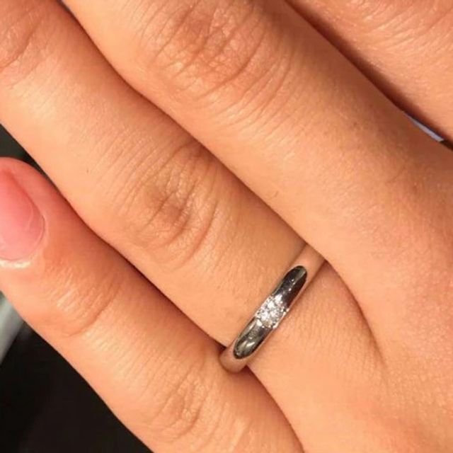 【アイプリモ(I-PRIMO)の口コミ】 ダイヤモンドがスクエア型に留められておりシャープな雰囲気が出ていて気…