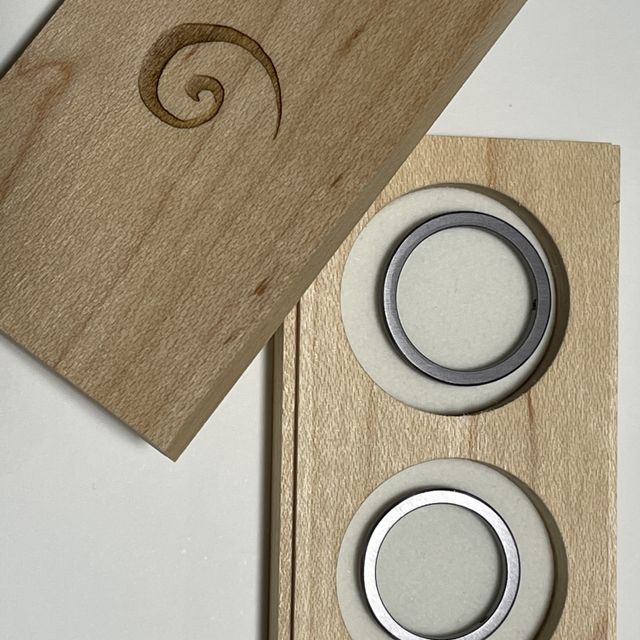 【SORA(ソラ)の口コミ】 指輪デザインはシンプル。
色々は自然な黒色。
錆びない。
素材は、金属の…