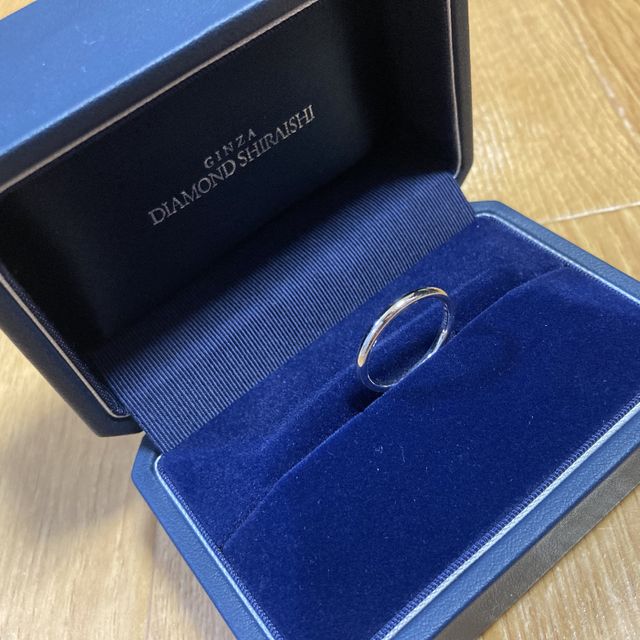 【銀座ダイヤモンドシライシの口コミ】 指輪のデザインはとってもシンプルで飾り気のないデザインです。目立ちす…