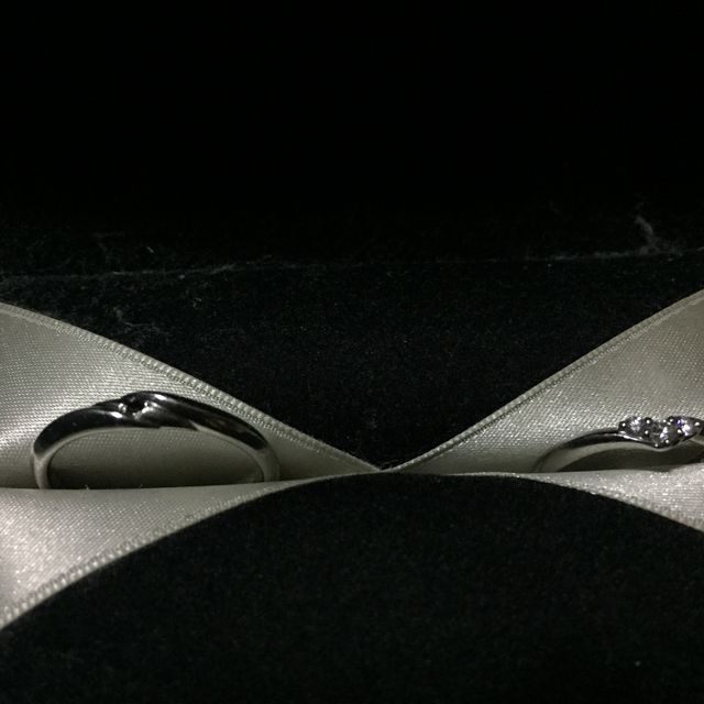 【エクセルコダイヤモンド(EXELCO DIAMOND)の口コミ】 新婦用リングのデザインが決め手でした。ダイヤモンドの3つの配列が真っ直…