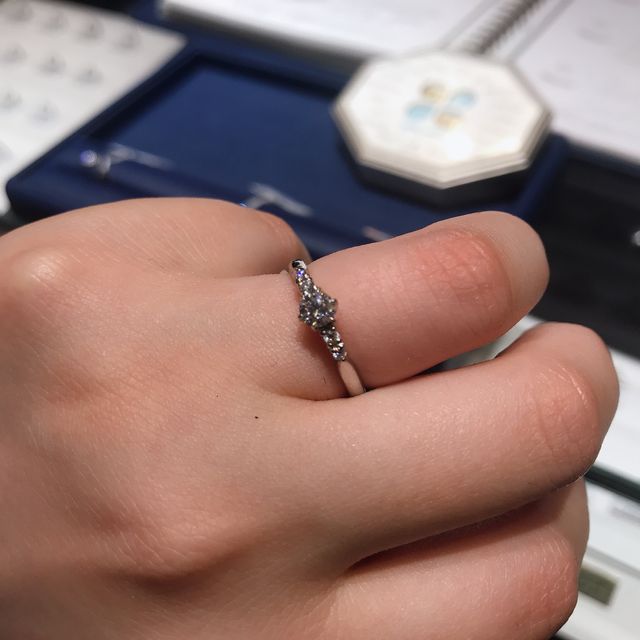 【銀座ダイヤモンドシライシの口コミ】 指輪のデザインはシンプルなものが多く、ダイヤを綺麗に見せてくれる物が…