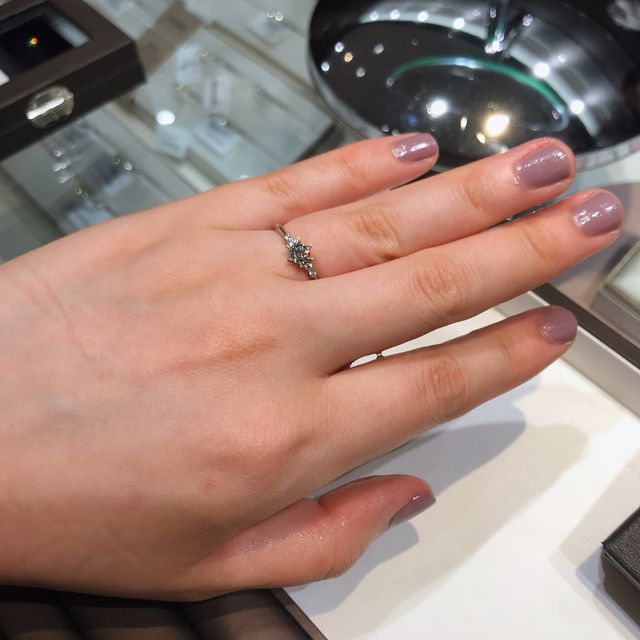 【銀座ダイヤモンドシライシの口コミ】 指輪のデザインはシンプルなものが多く、ダイヤを綺麗に見せてくれる物が…