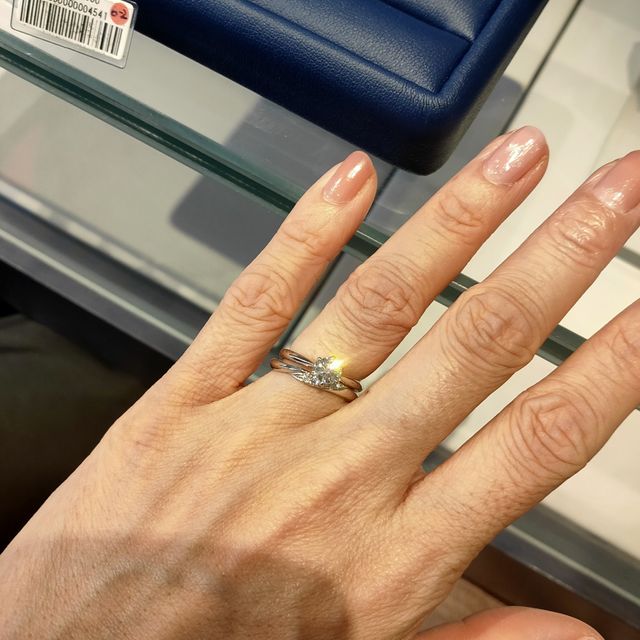 【銀座ダイヤモンドシライシの口コミ】 メレダイヤが半埋め込みになっていて、他の指輪よりキラキラと輝きが素敵…