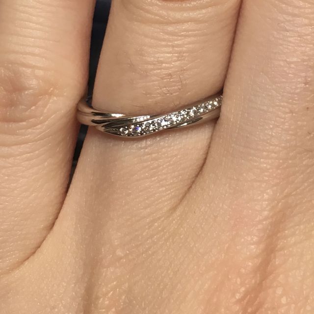 【銀座ダイヤモンドシライシの口コミ】 シンプルめの指輪を考えていましたが、ストレートタイプの指輪では少し寂…