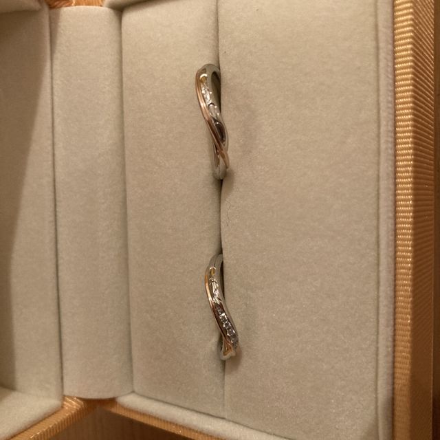 【ケイウノ ブライダル(K.UNO BRIDAL)の口コミ】 デザインがとても気に入りました。Vラインに、ピンクゴールドが入っている…