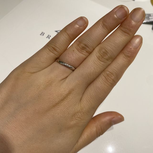 【4℃ BRIDAL(ヨンドシーブライダル)の口コミ】 婚約指輪もウェーブなので、重ね付けすることを考えて結婚指輪も同じ形で…