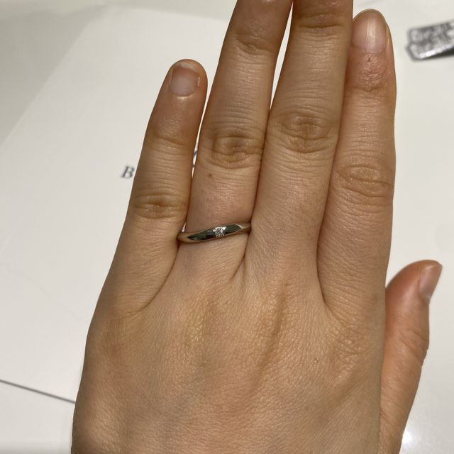 【4℃ BRIDAL(ヨンドシーブライダル)の口コミ】 指馴染みが良く、指が綺麗に見えるウェーブタイプの結婚指輪です。仕事柄…