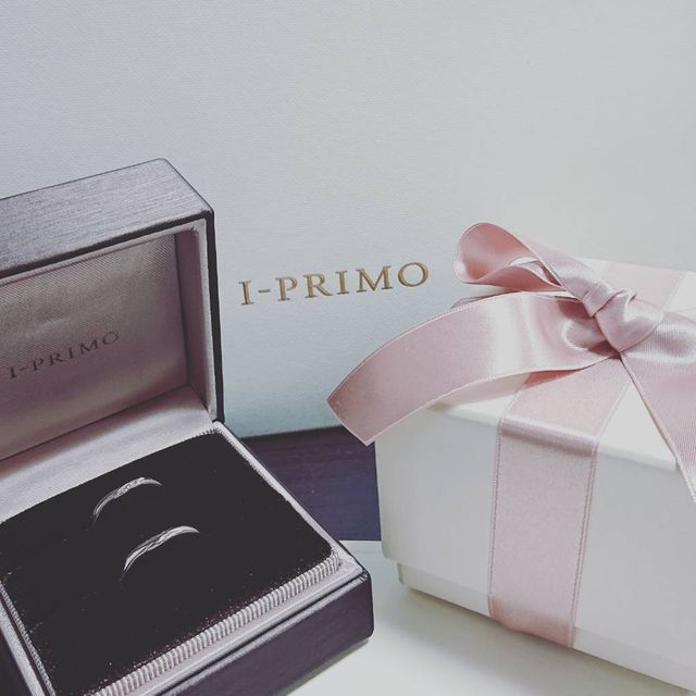 【アイプリモ(I-PRIMO)の口コミ】 結婚指輪が真ん中にダイヤがあるデザインでしたので、
結婚指輪と重ねたと…