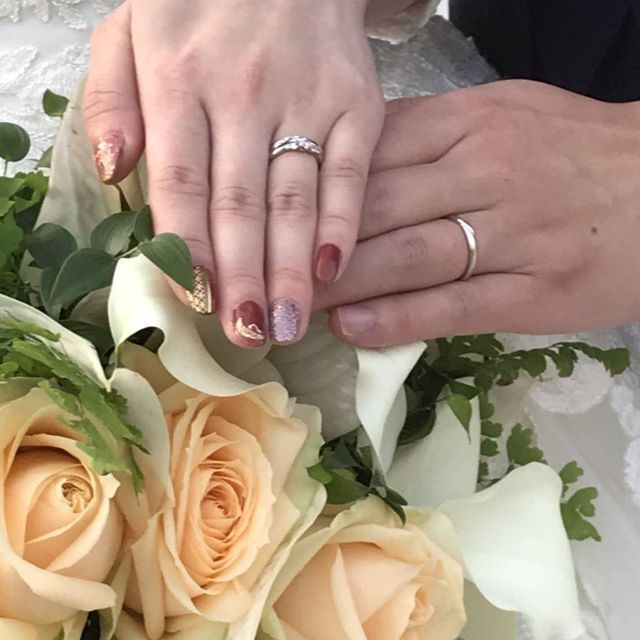 【アイプリモ(I-PRIMO)の口コミ】 結婚指輪が真ん中にダイヤがあるデザインでしたので、
結婚指輪と重ねたと…
