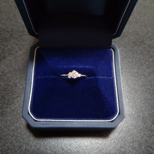 【銀座ダイヤモンドシライシの口コミ】 指輪のデザインがとても気に入りました。
ダイヤモンドをより大きく見せる…
