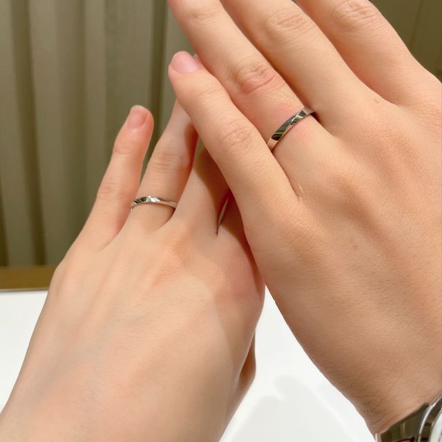 【ラザール ダイヤモンド(LAZARE DIAMOND)の口コミ】 指輪のデザイン、輝きが気に入りました。1粒ダイヤなのですが、ダイヤ以外…