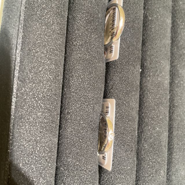 【TRECENTI(トレセンテ)の口コミ】 指輪のデザインは王道デザインです。
丸みを帯びたデザインであるため、つ…