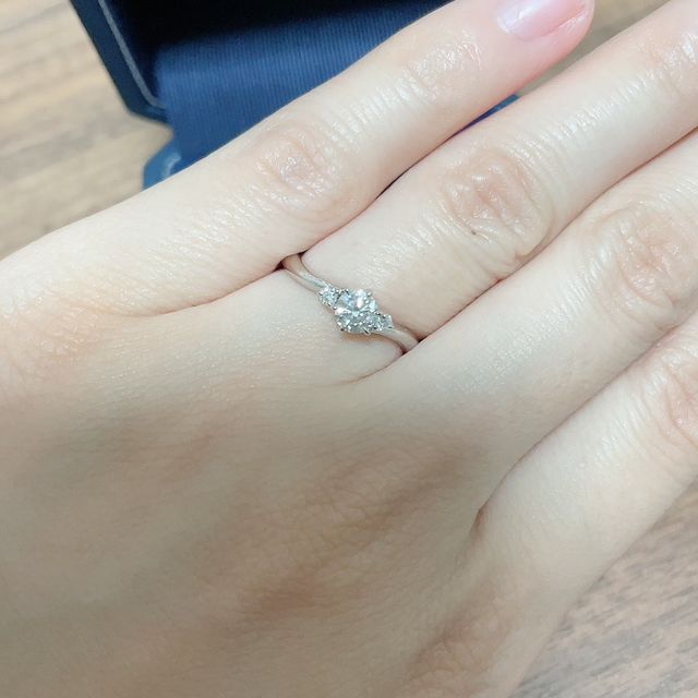 【銀座ダイヤモンドシライシの口コミ】 何軒か回ってデザインがしっくりきたものを選びました。
サイドにメレダイ…