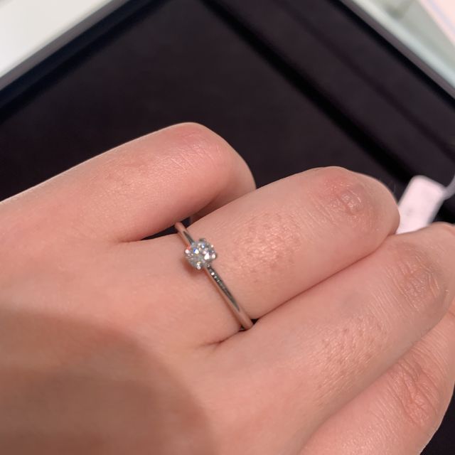 【ティファニー(Tiffany & Co.)の口コミ】 シンプルながらとても洗練されたデザインで、着けた際の輝きに感動しまし…