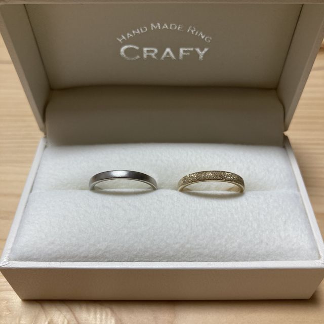 【CRAFY(クラフィ)の口コミ】 夫&rarr;素材はプラチナです。表面に細かいやすり加工をして、ギラギラし…