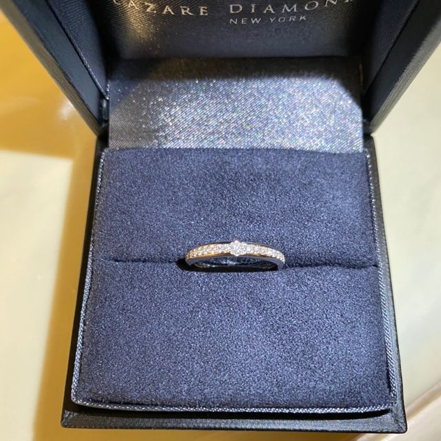 【ラザール ダイヤモンド(LAZARE DIAMOND)の口コミ】 指輪のデザインは、彼女が接客業なので普段使いできる指輪を探していまし…