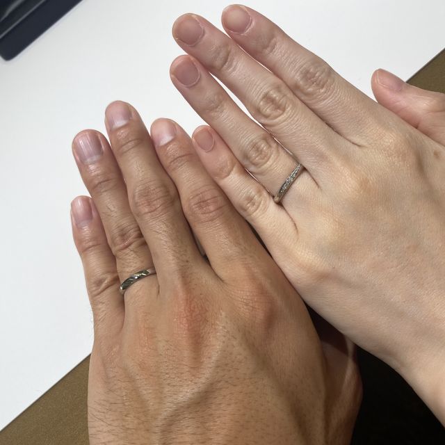 【ラザール ダイヤモンド(LAZARE DIAMOND)の口コミ】 デザインがとても可愛く、一目惚れでした。
2人ともおそろいのデザイン希…