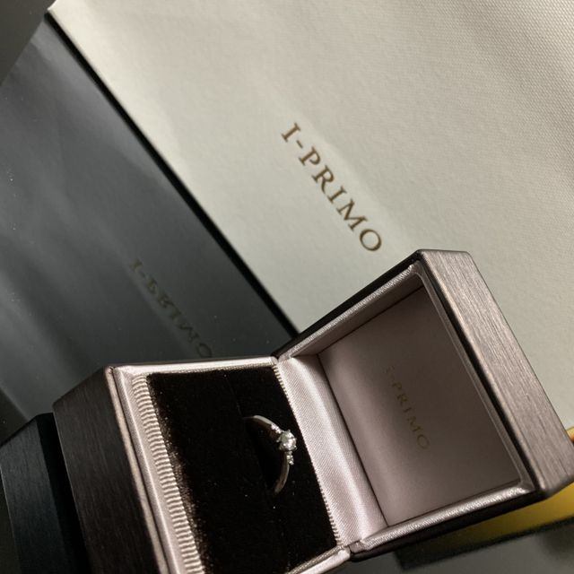 【アイプリモ(I-PRIMO)の口コミ】 大きいダイヤモンドが真ん中にあり
両側を小さいダイヤモンドが挟んでいる…