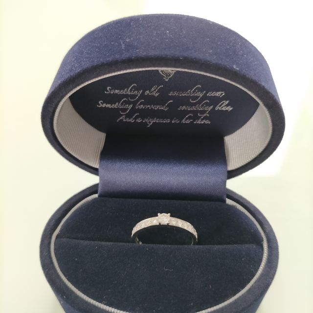【Something Blue(サムシングブルー)の口コミ】 デザインがシンプルなのと、彼女がフルエンゲージリングが欲しいと言われ…