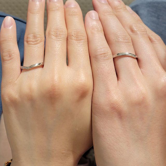 【TRECENTI(トレセンテ)の口コミ】 V字のデザインです。男性のデザインも折り返しているようなデザインで、可…