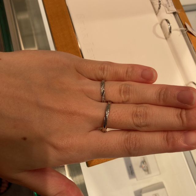 【STAR JEWELRY(スタージュエリー)の口コミ】 ストレートのカジュアルから
ウェーブやクロスなどのお洒落なデザイン、ダ…