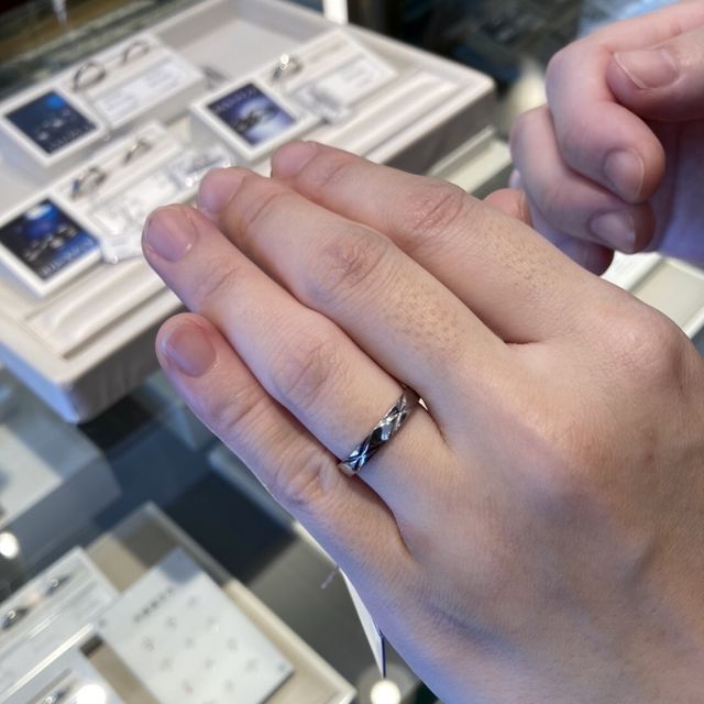 【Ptau(ピトー)の口コミ】 プラチナとゴールドだけで作り上げた 指輪です
デザインや石をカスタムオ…