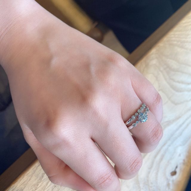 【PAVEO CHOCOLAT(パヴェオショコラ)の口コミ】 指輪のデザインが気に入りました。サイドに２粒ずつミル打ちのダイヤがつ…