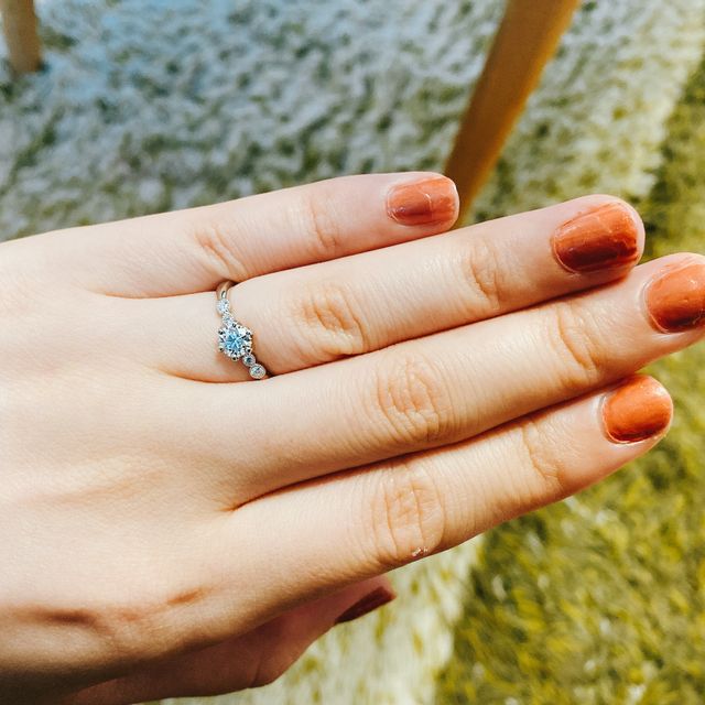 【PAVEO CHOCOLAT(パヴェオショコラ)の口コミ】 指輪のデザインが気に入りました。サイドに２粒ずつミル打ちのダイヤがつ…