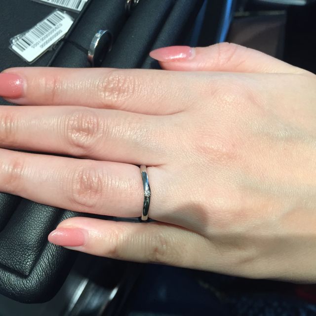 【エクセルコダイヤモンド(EXELCO DIAMOND)の口コミ】 なるべくシンプルなデザインで指が綺麗に見える指輪を探していたところ、…