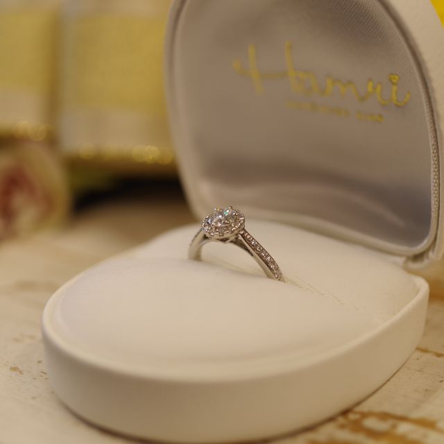 【Hamri(ハムリ)の口コミ】 両親の婚約指輪をリフォームして製作しました。
結婚後も婚約指輪を着けて…