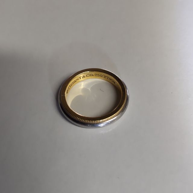 【ティファニー(Tiffany & Co.)の口コミ】 昔雑誌で見かけた時からの憧れの指輪でした。
シルバー、ゴールドどちらの…