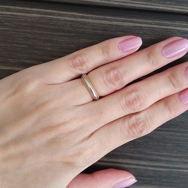 【ティファニー(Tiffany & Co.)の口コミ】 昔雑誌で見かけた時からの憧れの指輪でした。
シルバー、ゴールドどちらの…