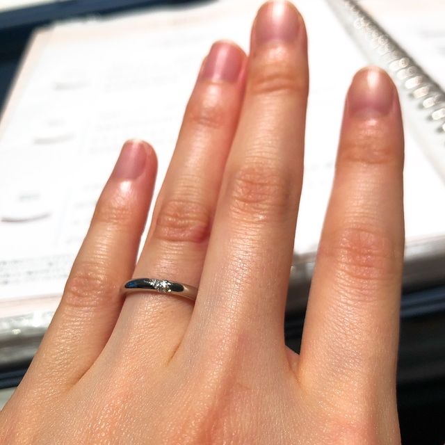 【銀座ダイヤモンドシライシの口コミ】 形は婚約指輪と重ね付けすることを考慮してストレートライン。素材は長年…